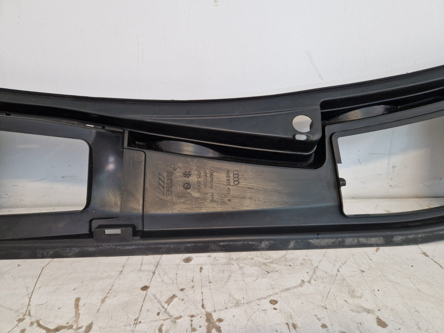 16-20 AUDI Q7 4M GENUINE OEM FRONT WINDSHEILD SCUTTLE PANEL WIPER TRIM 4M2819403