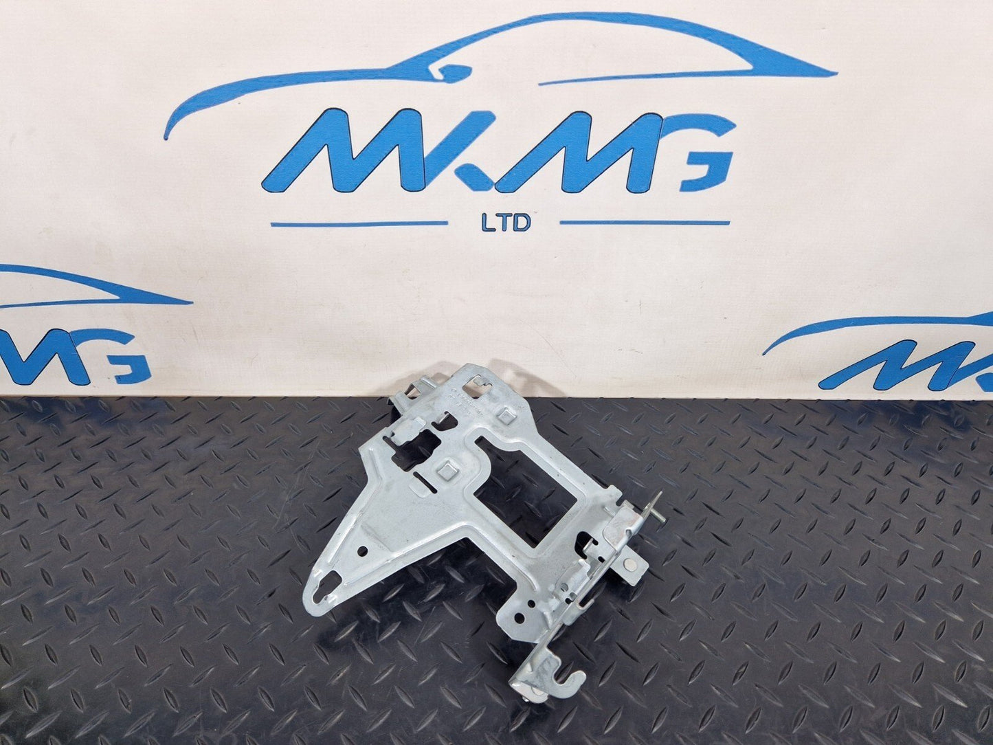 14-21 MERCEDES BENZ C300h W205 FUSE BOX RELAY HOLDER BRACKET A2055451740