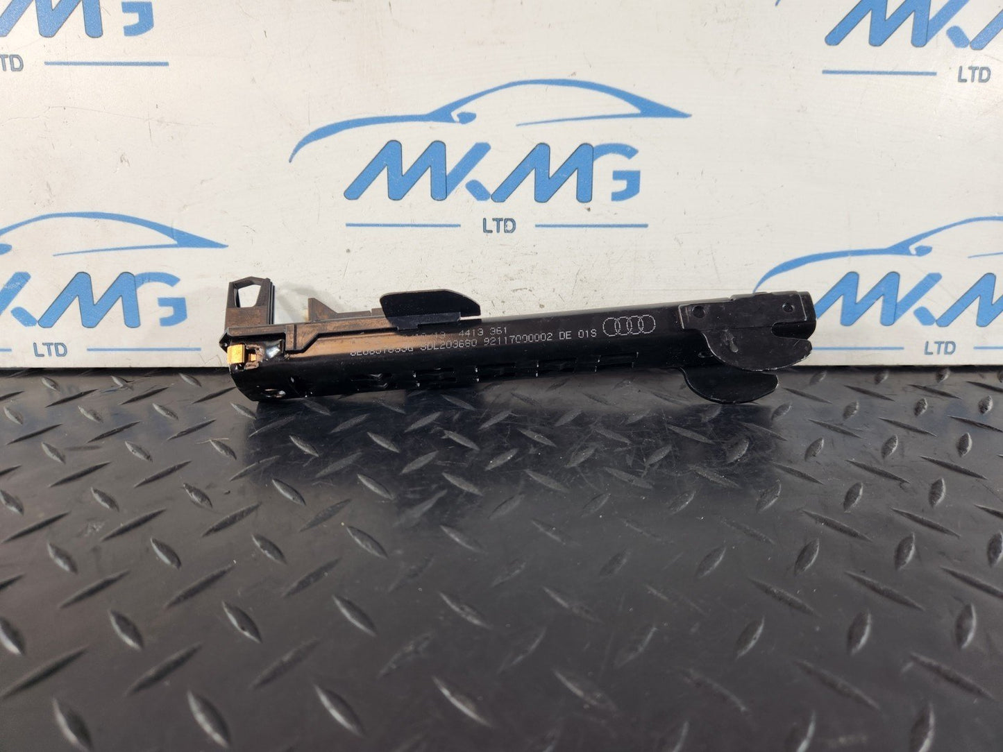 10-15 AUDI Q7 4L GENUINE FRONT RIGHT O/S SEAT BELT HEIGHT ADJUSTOR 9DL203680