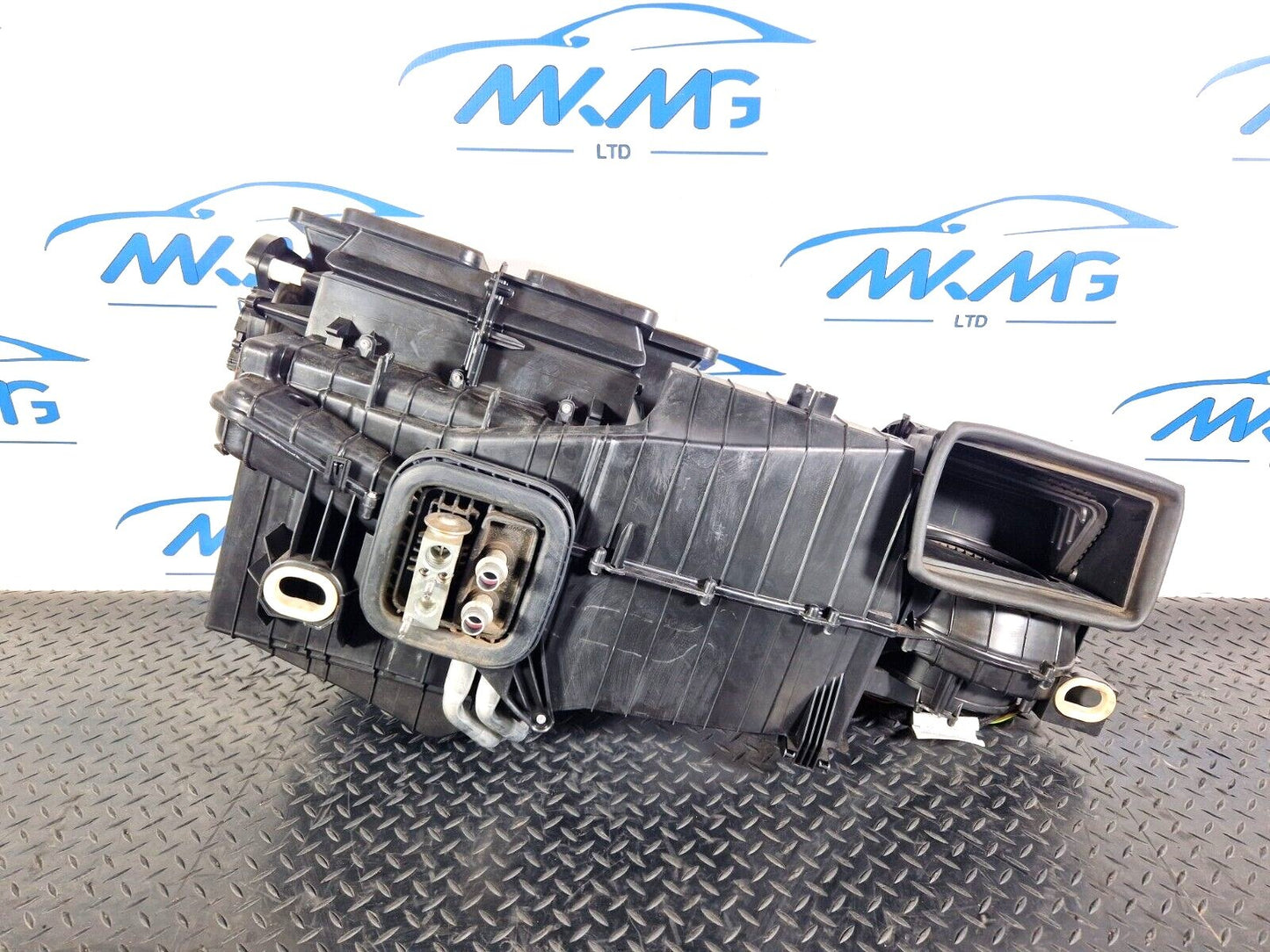14-20 MERCEDES BENZ GLA X156 AIR CON HEATER MATRIX HOUSING BOX A2468302302