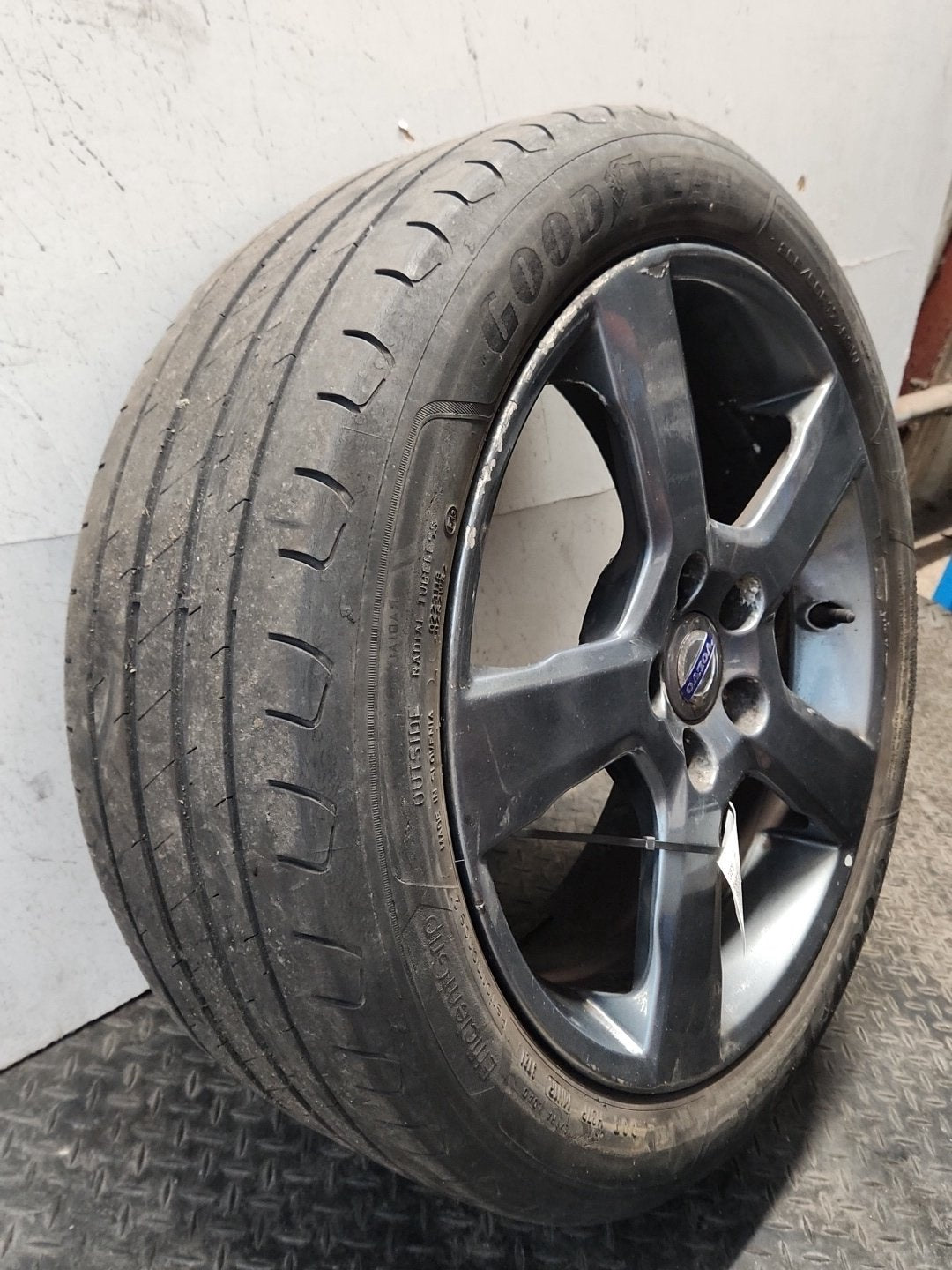 Volvo C30 MK1 FL (MK) (533) 17" Alloy Wheel with Tyre 205/50/17 ~3mm 31290177