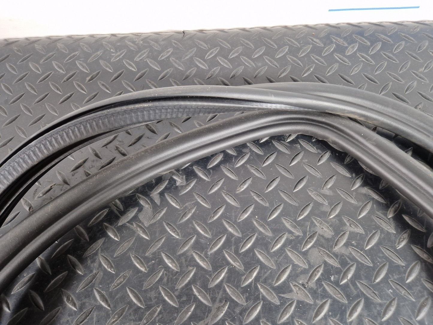 19-ON RANGE ROVER EVOQUE L551 GENUINE REAR LEFT N/S DOOR SEAL K8D2-253A10-AC