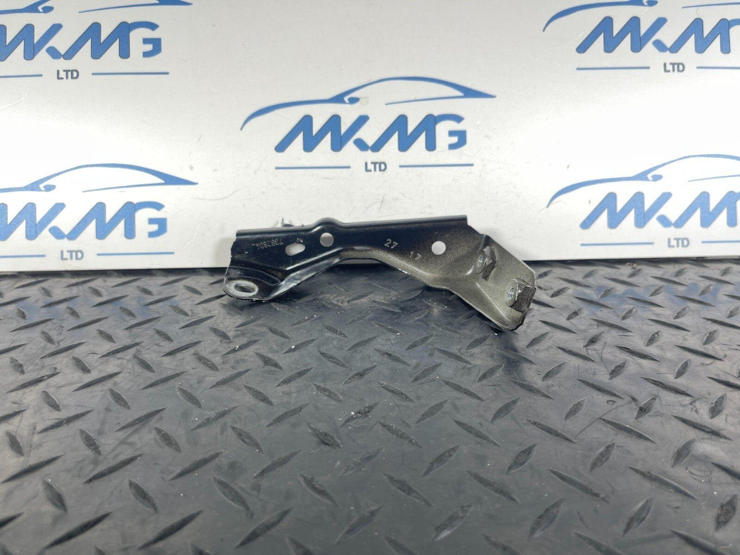 16-22 BMW X1 F48 GENUINE FRONT RIGHT DRIVER SIDE WING BRACKET 7392804
