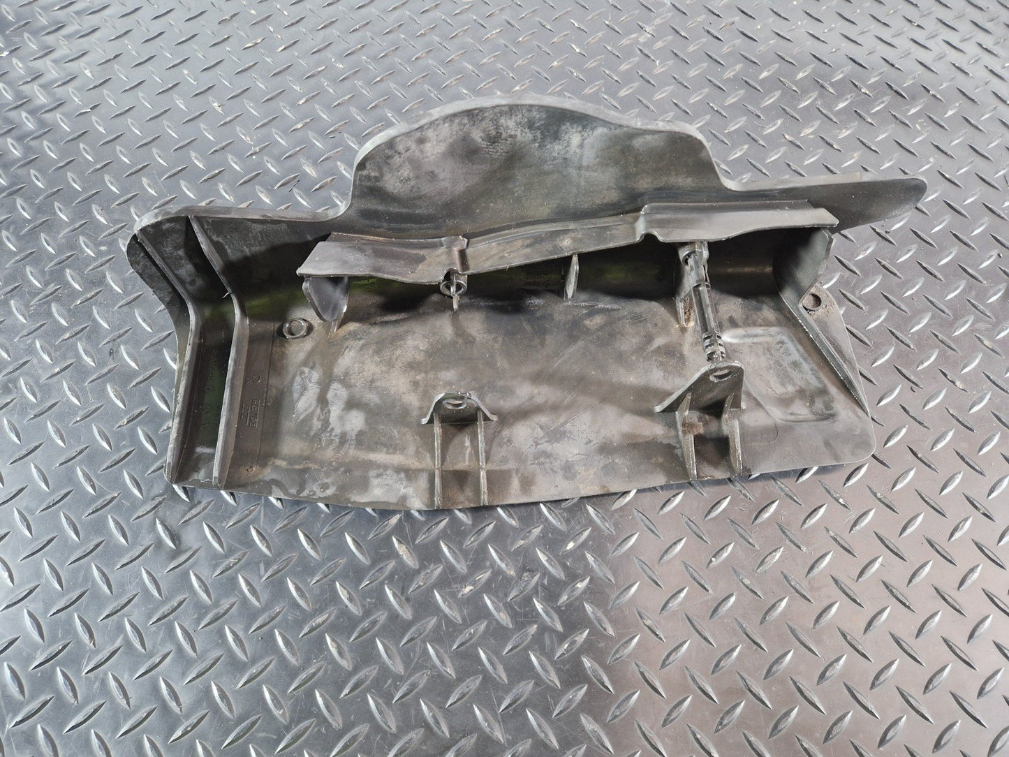 16-20 AUDI Q7 4M GENUINE REAR RIGHT O/S AXLE SUSPENSION RIGHT GUARD 4M0505416
