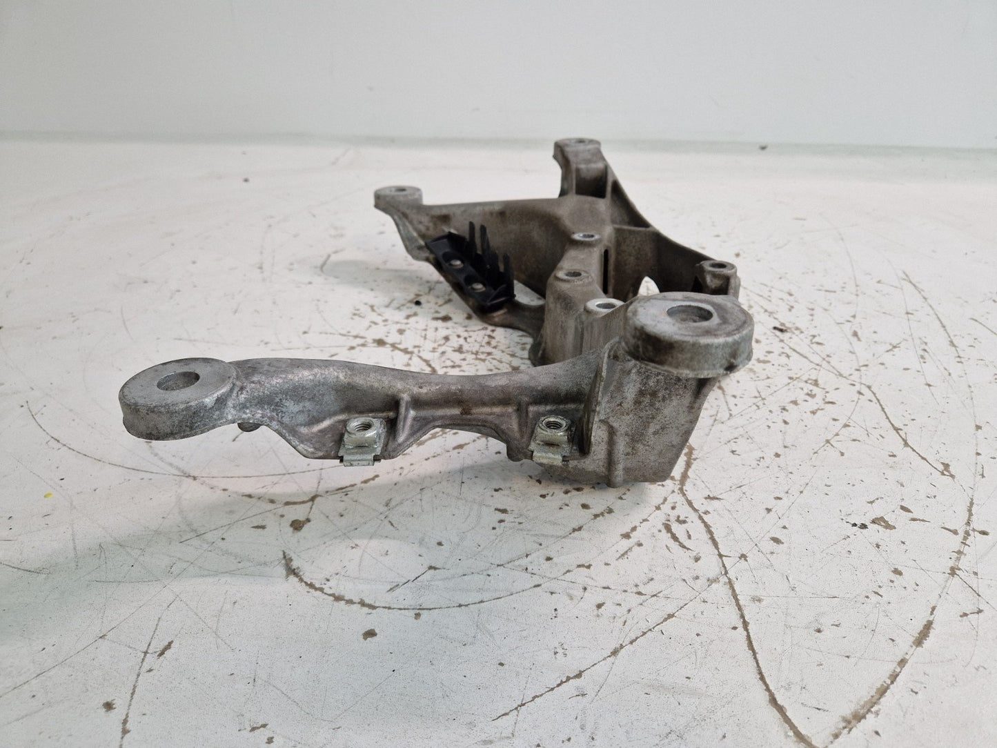 16-19 AUDI A4 B9 GENUINE MANUAL GEARBOX CROSSMEMBER MOUNT BRACKET 8W0399262AD
