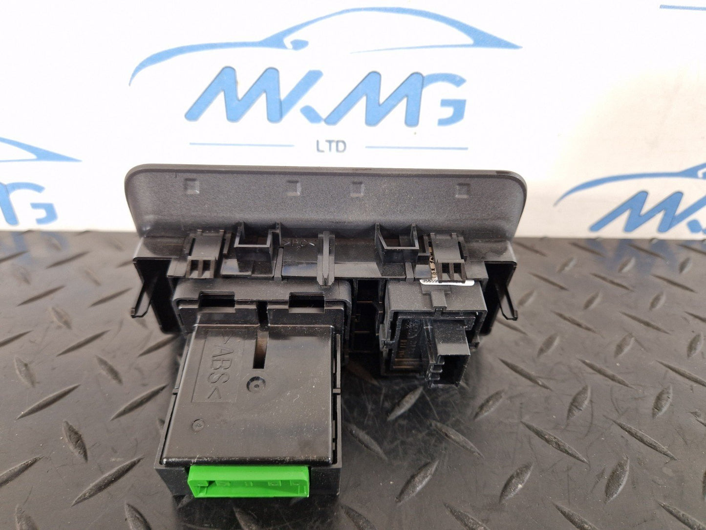 19-ON RANGE ROVER EVOQUE L551 GENUINE TAILGATE RELEASE SWITCH FK72-11654-AC
