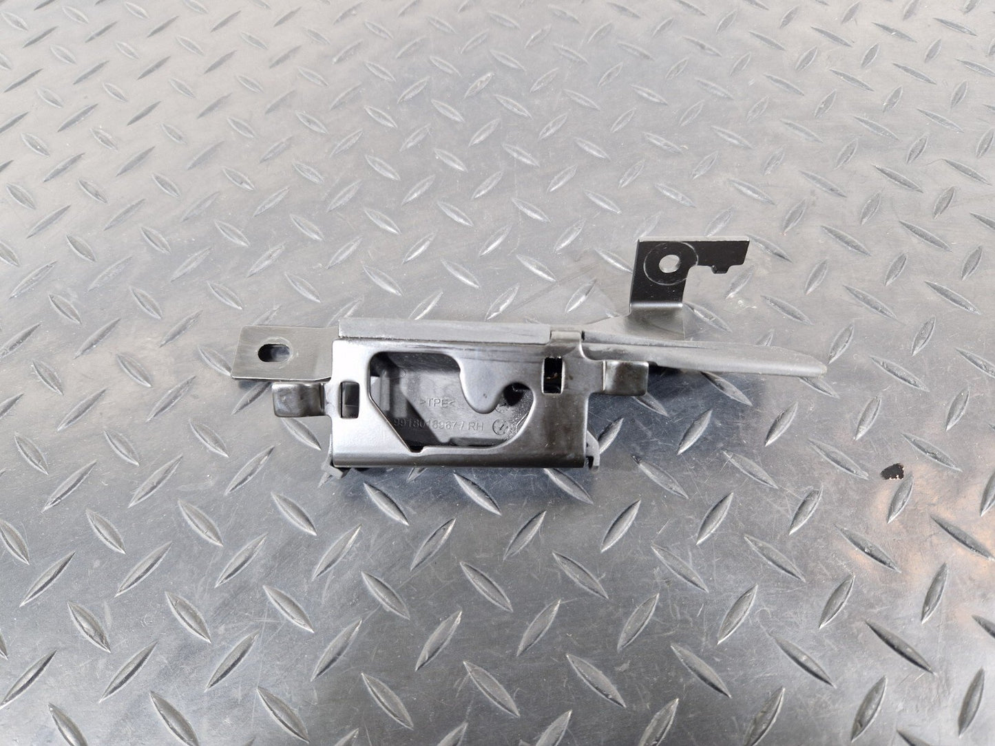 14-21 MERCEDES BENZ C220d W205 REAR RIGHT N/S LUGGAGE ROLLER BRACKET A2058605400