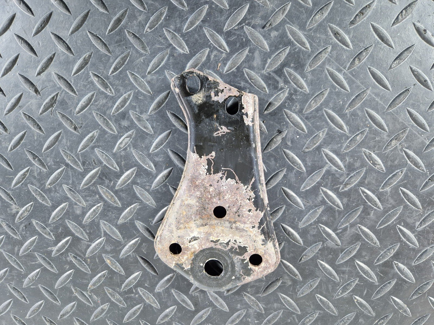 14-21 MERCEDES BENZ C200 W205 REAR SUBFRAME RIGHT SIDE STOP PLATE A2053520800