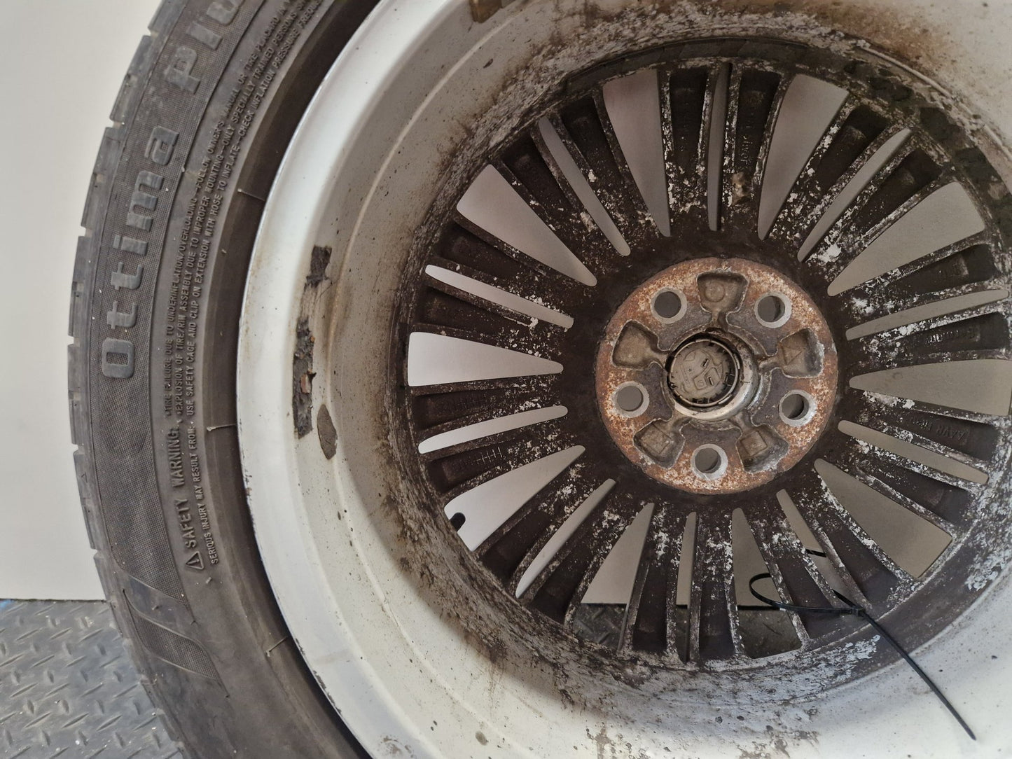 Vauxhall Astra MK6 (J) (A3400) 17" Alloy Wheel with Tyre 215/50/17 ~5mm