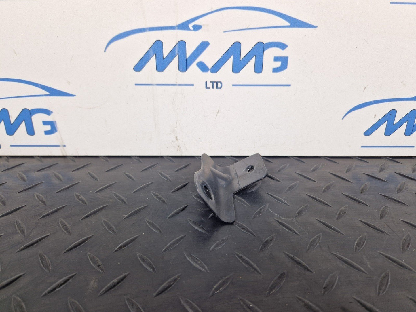 18-ON MERCEDES SPRINTER W907 W910 FRONT RIGHT WING HOLDER BRACKET A9108810800
