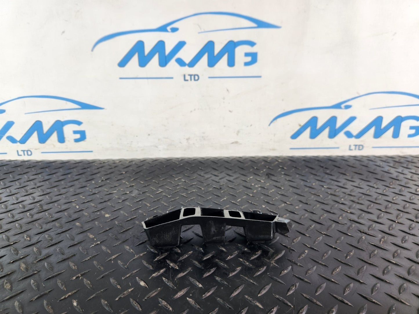 10-18 VW TOUAREG 7P GENUINE RIGHT O/S FRONT BUMPER HOLDER BRACKET 7P6807184F