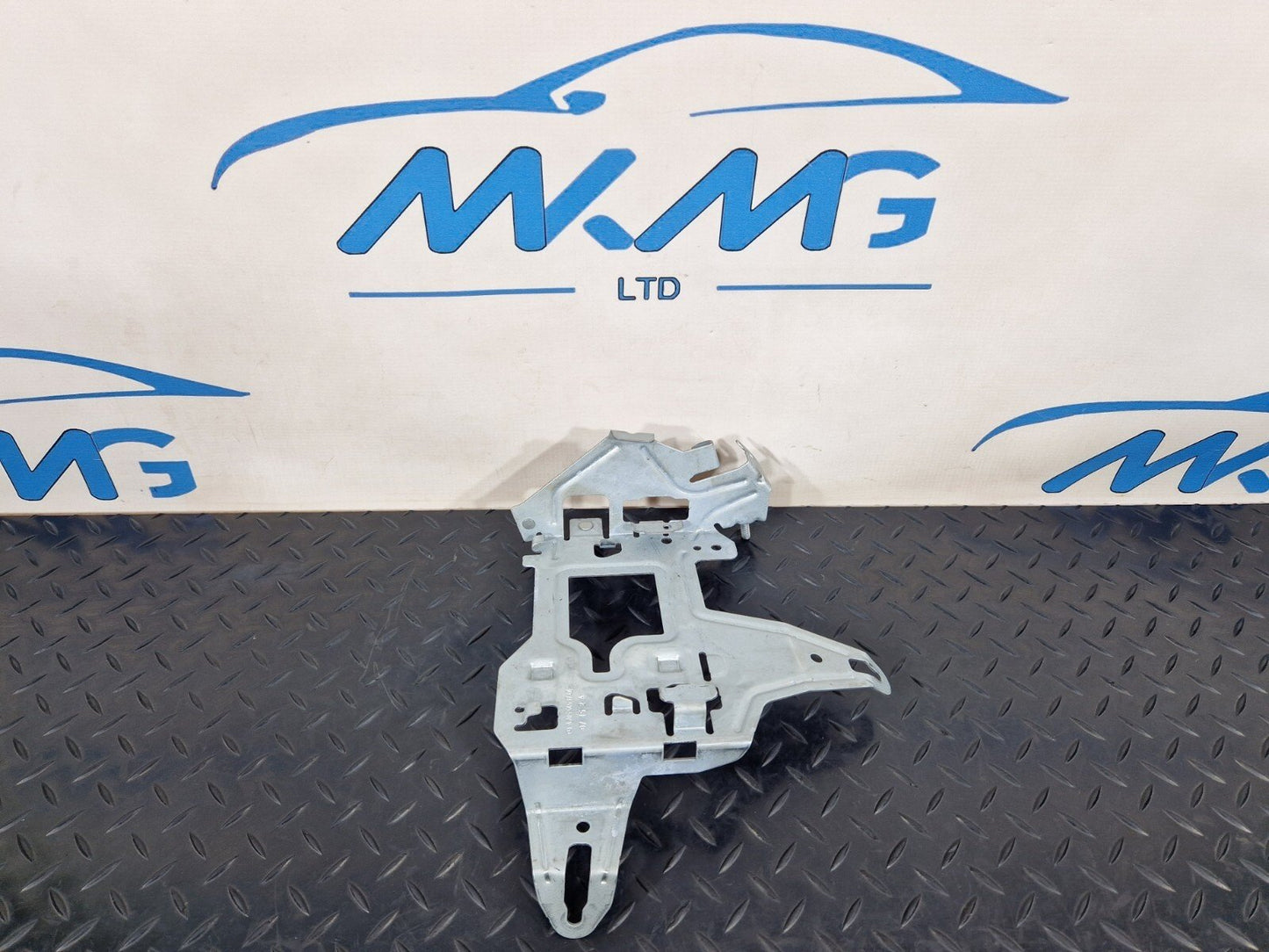14-21 MERCEDES BENZ C300h W205 FUSE BOX RELAY HOLDER BRACKET A2055451740