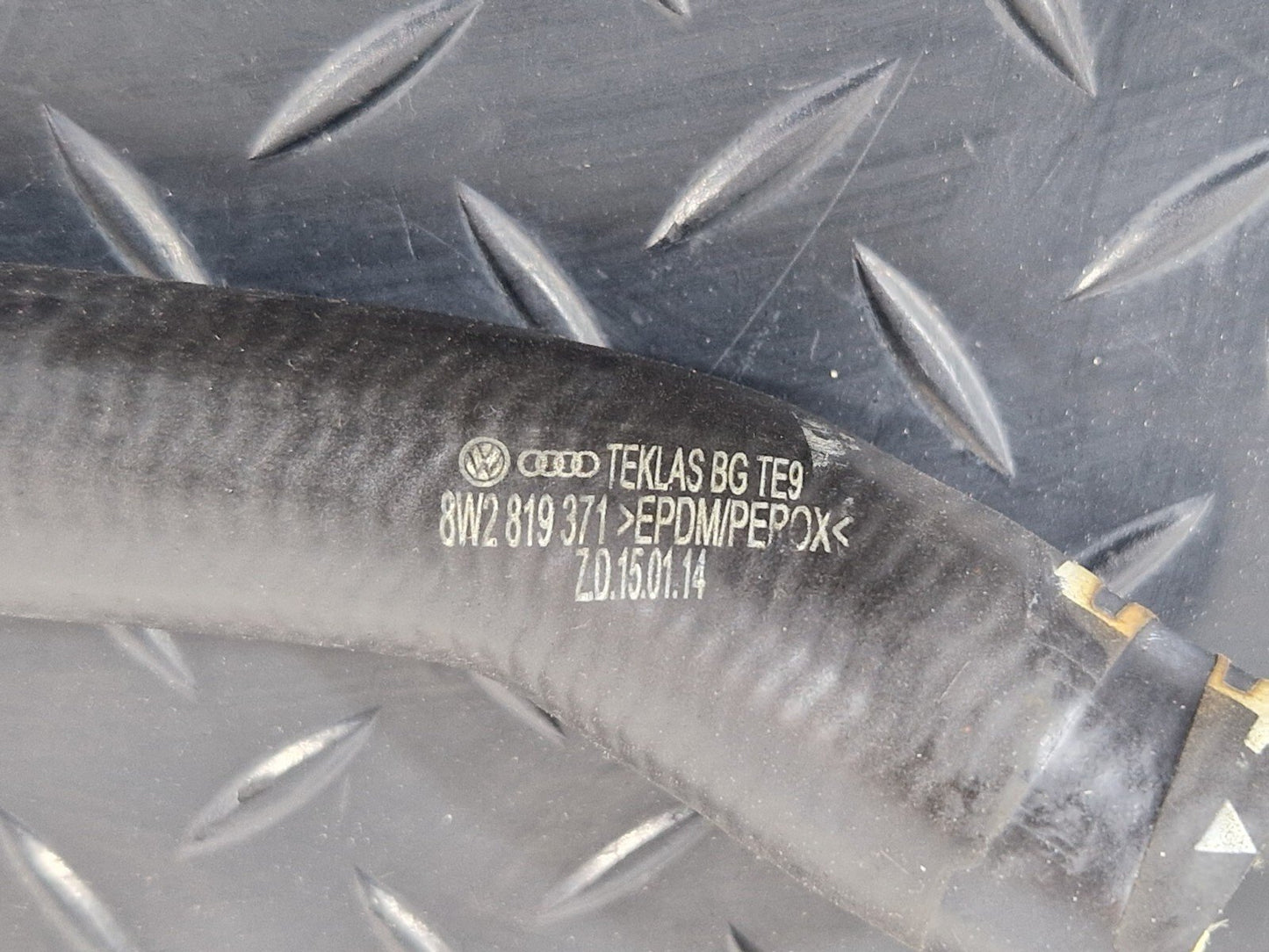 16-24 AUDI A5 F5 CONVERTIBLE GENUINE COOLANT HOSE PIPE 8W2819371