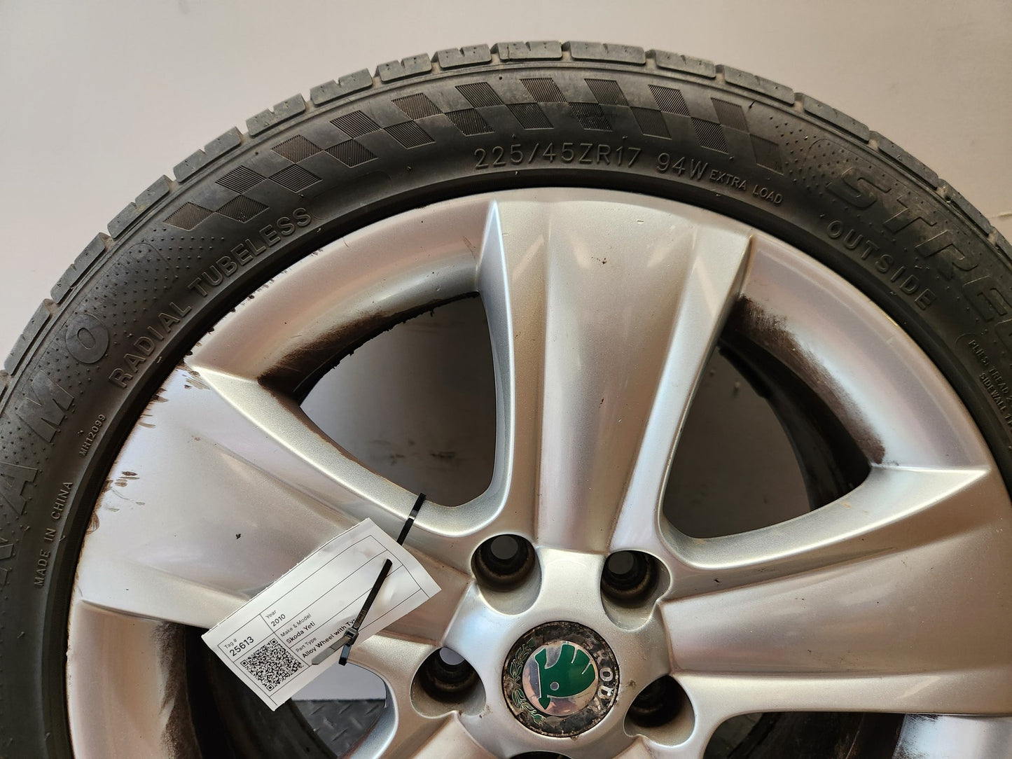 Skoda Yeti MK1 5L 17" Alloy Wheel with Tyre 225/45/17 ~5mm