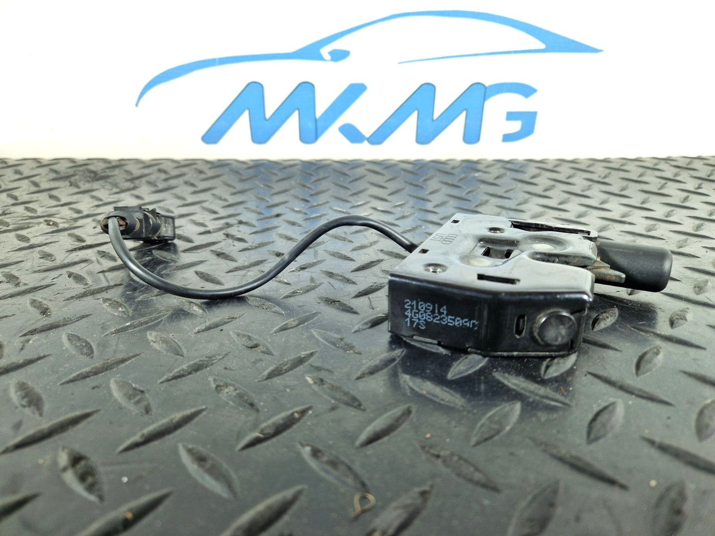 12-18 AUDI A6 C7 CGLC/CGL GENUINE FRONT BONNET LOCK MECHANISM 4G0823509D