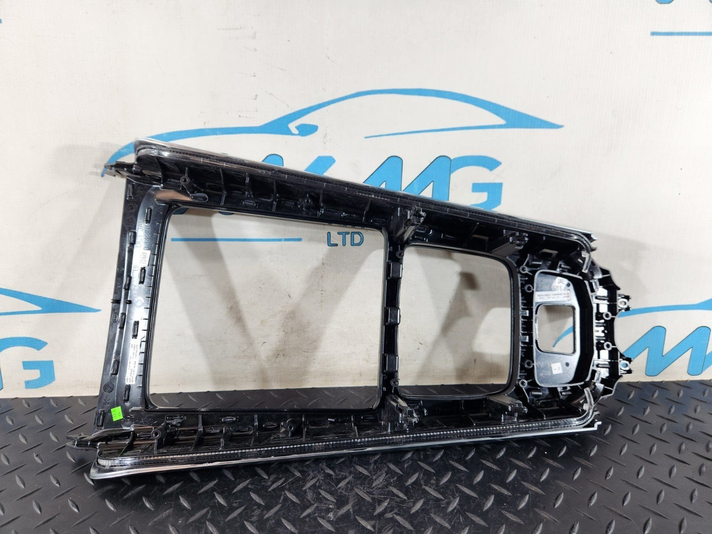 19-ON MERCEDES BENZ B CLASS W247 CENTRE CONSOLE TRIM GENUINE A2476807103
