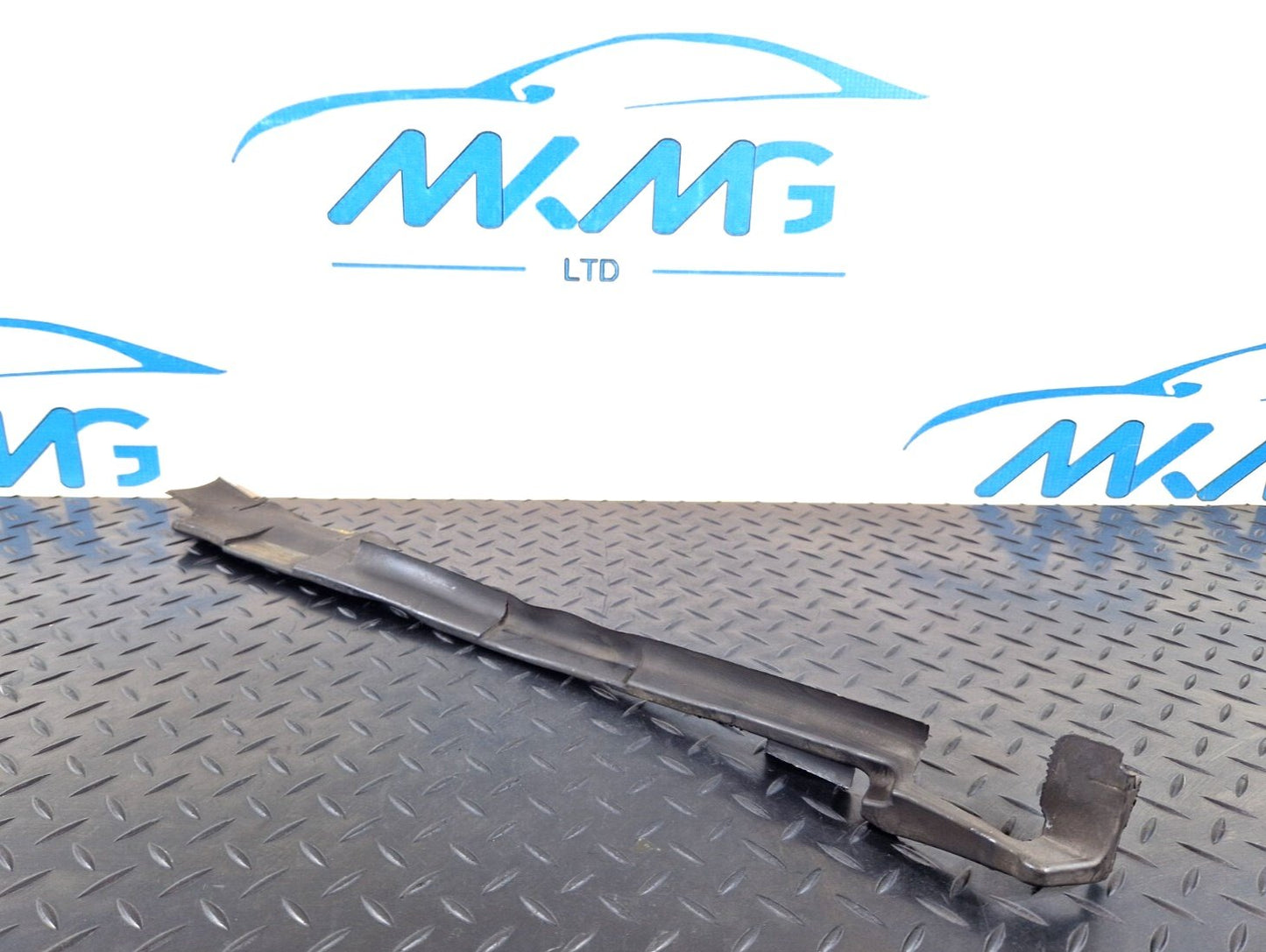 10-15 AUDI Q7 4L  FRONT RIGHT SIDE RADIATOR AIR GUIDE SEAL 7L0121332