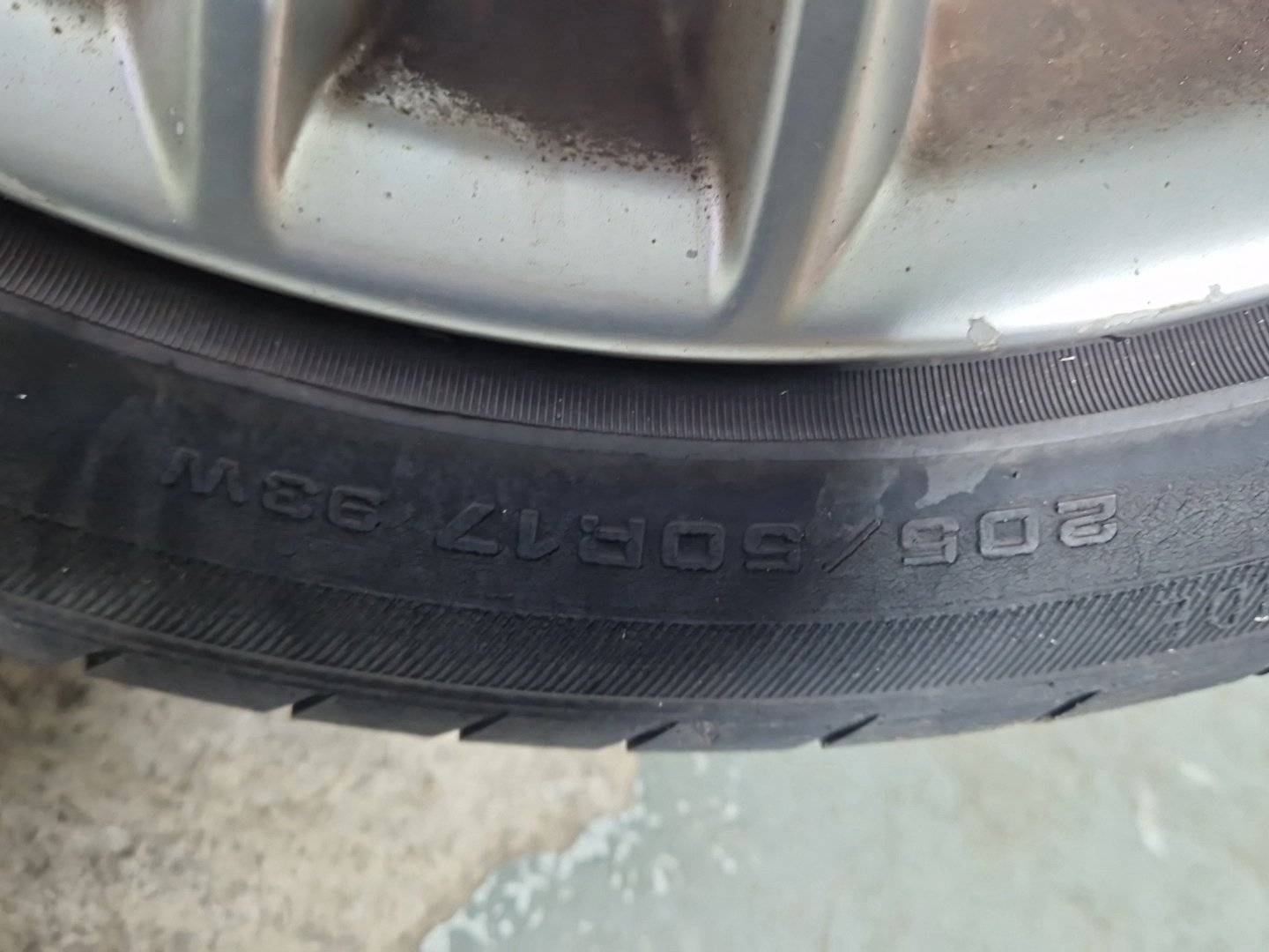 Volvo S40 MK2 (MS) 17" Alloy Wheel with Tyre 205/50/17 ~4mm
