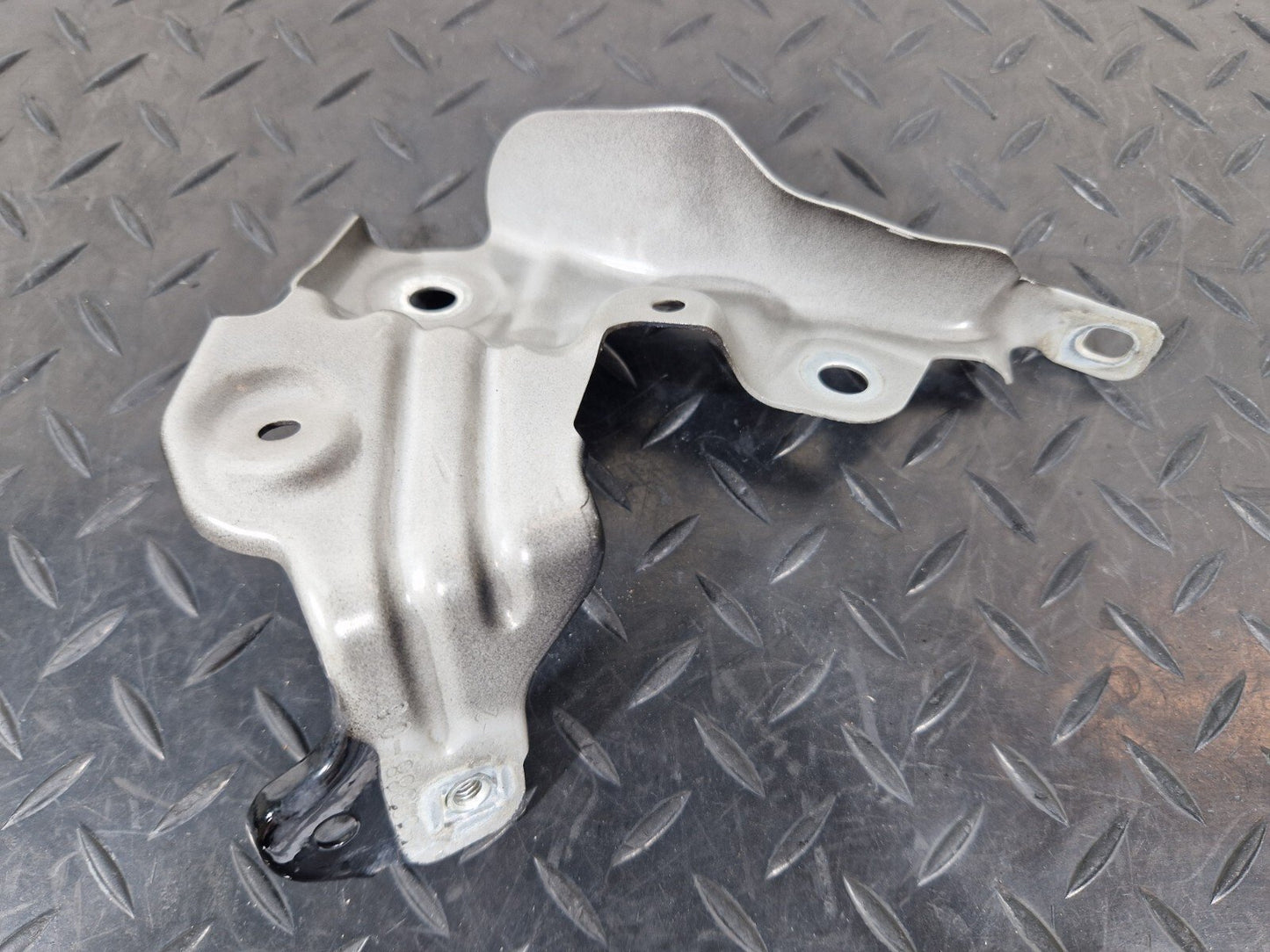 20-24 BMW 1 SERIES F40 GENUINE FRONT RIGHT FENDER MOUNT BRACKET 7450388