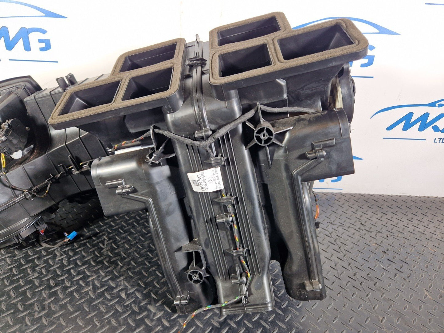 14-20 MERCEDES BENZ GLA X156 AIR CON HEATER MATRIX HOUSING BOX A2468302302