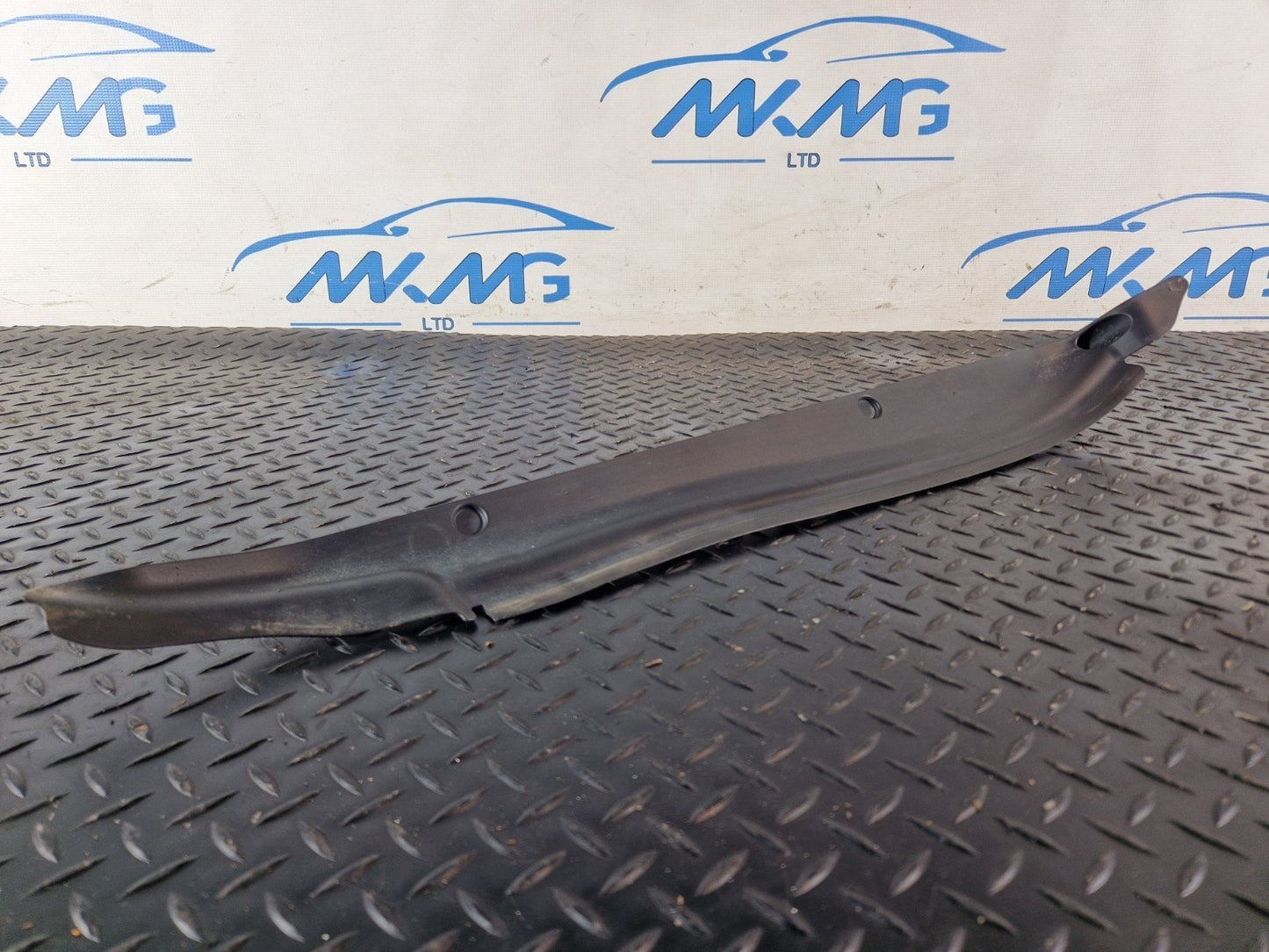 10-18 VW TOUAREG 7P GENUINE RIGHT FRONT FENDER END TRIM 7P6821112B