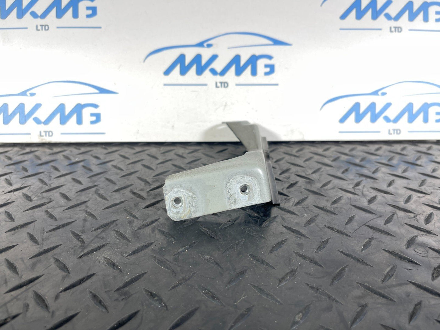 16-22 BMW X1 F48 GENUINE FRONT LEFT PASSENGER SIDE WING BRACKET 7392803