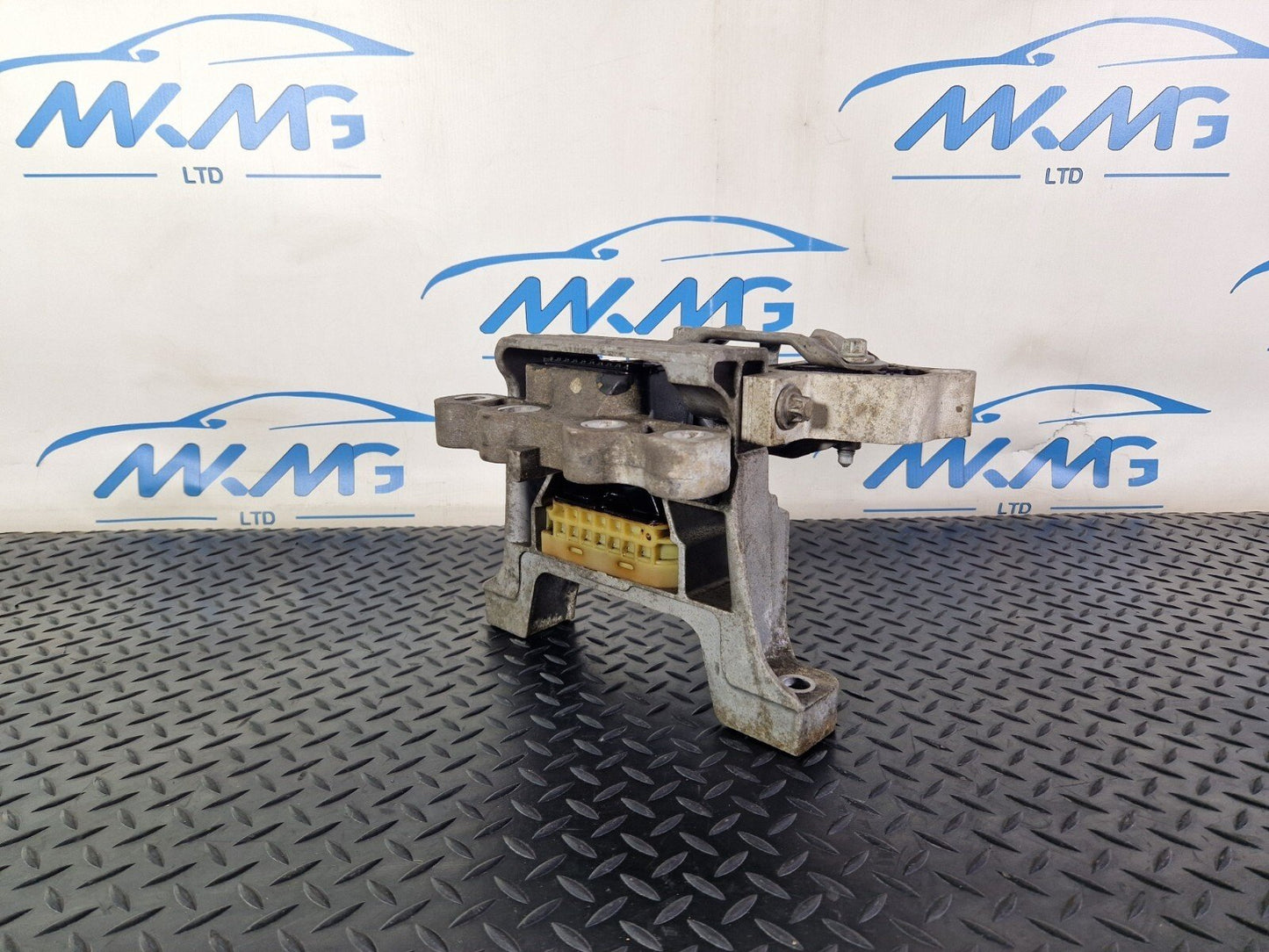 18 ON MERCEDES BENZ SPRINTER W910 FWD OM651.658 ENGINE MOUNT A9102410000