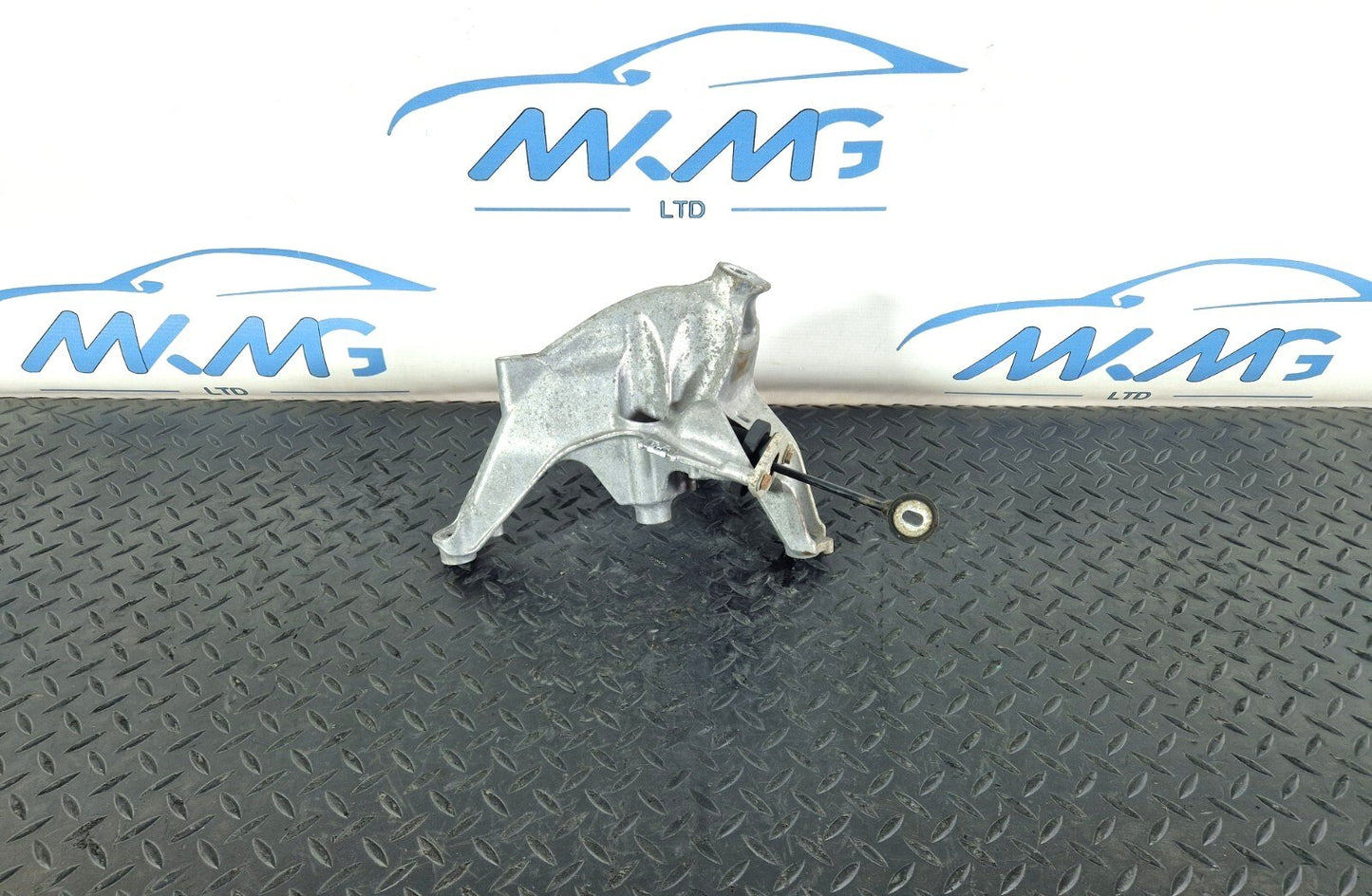 16-19 AUDI A4 B9 LEFT N/S ENGINE MOUNT BRACKET & BEARING 4M0199307AD 4M0199869