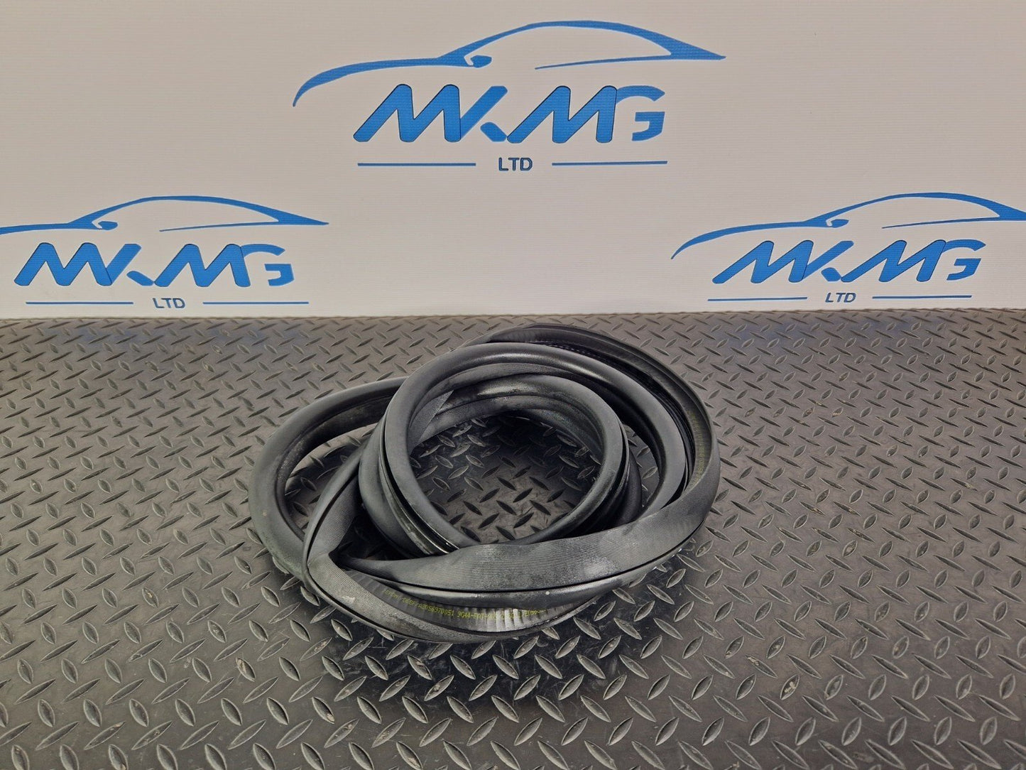 14-21 MERCEDES BENZ C220d W205 FRONT DOOR LEFT SIDE RUBBER SEAL A2056970051