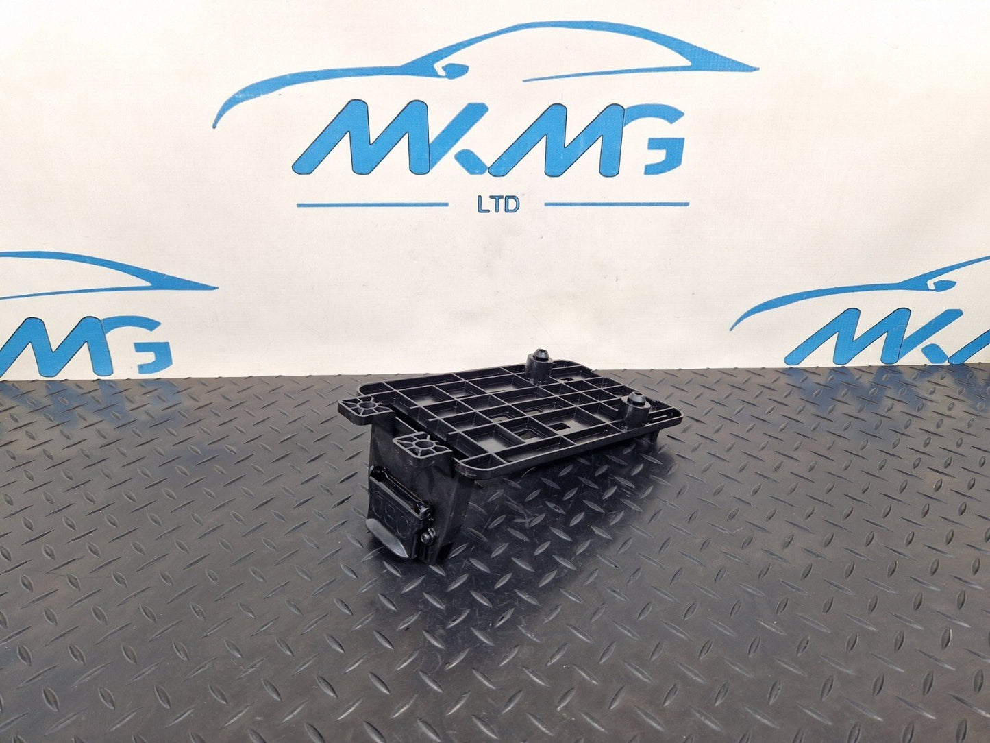 14-23 MERCEDES BENZ VITO W447 GENUINE CAN BUS HUB HOLDER A4475452040