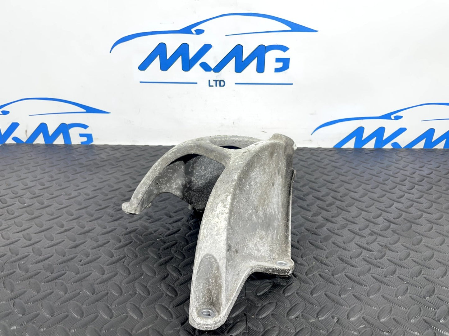 16-19 AUDI A4 B9 AVANT GENUINE LEFT ENGINE MOUNT BRACKET 8W0199307