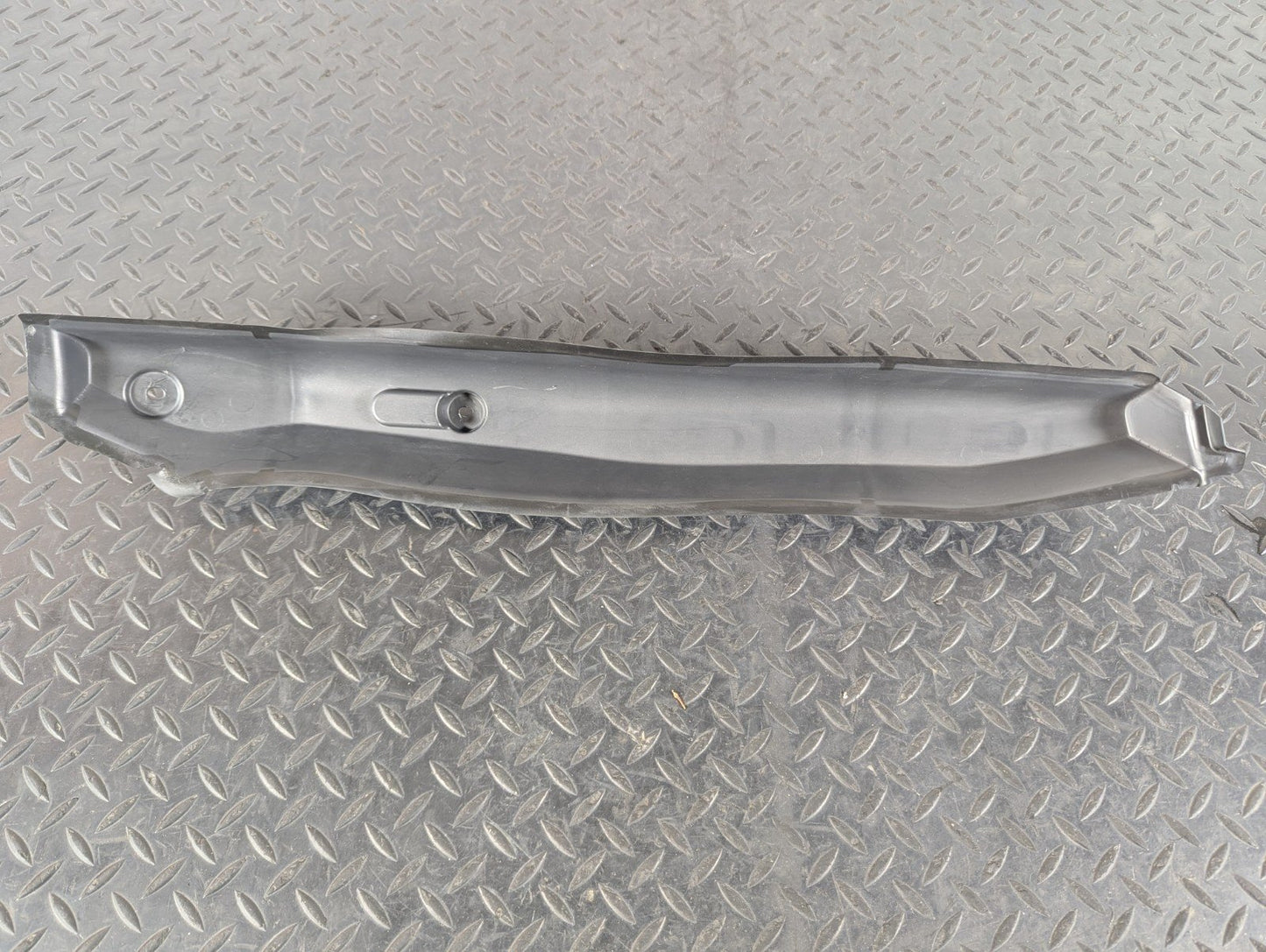 13-19 MERCEDES BENZ CLA C117 FRONT GUARD FENDER PILLAR TRIM LHS A1178890125