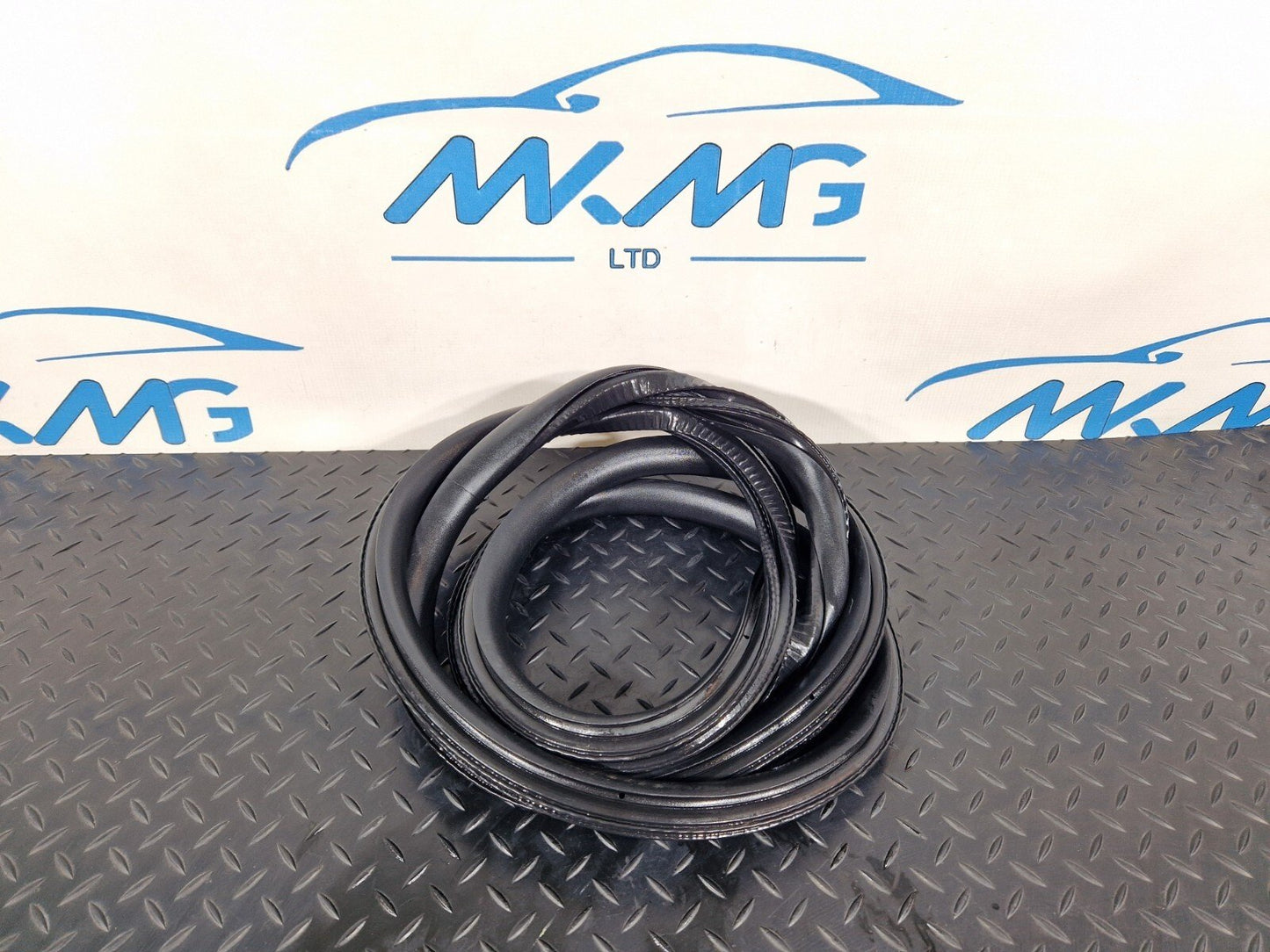 19-ON MERCEDES CLA C118 FRONT LEFT DOOR RUBBER SEAL A1186920500
