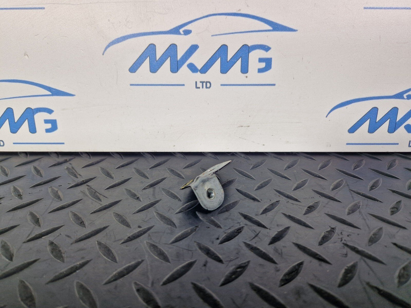 16-19 AUDI A4 B9 GENUINE OEM FRONT RIGHT DRIVER SIDE WING BRACKET 8W0821470