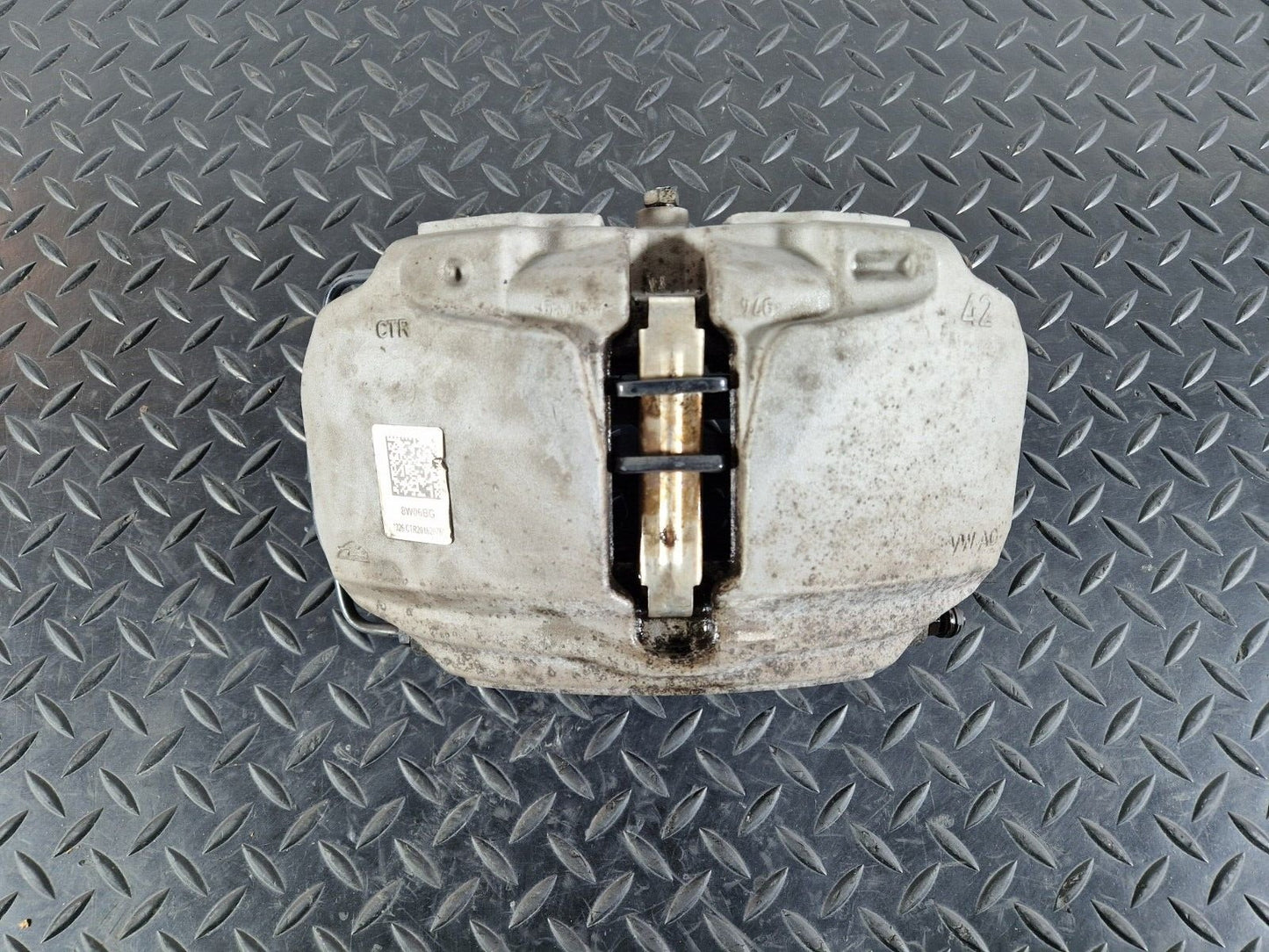 16-19 AUDI A4 B9 AVANT FRONT RIGHT BRAKE CALIPER WITH BRAKE PAD 8W06BG