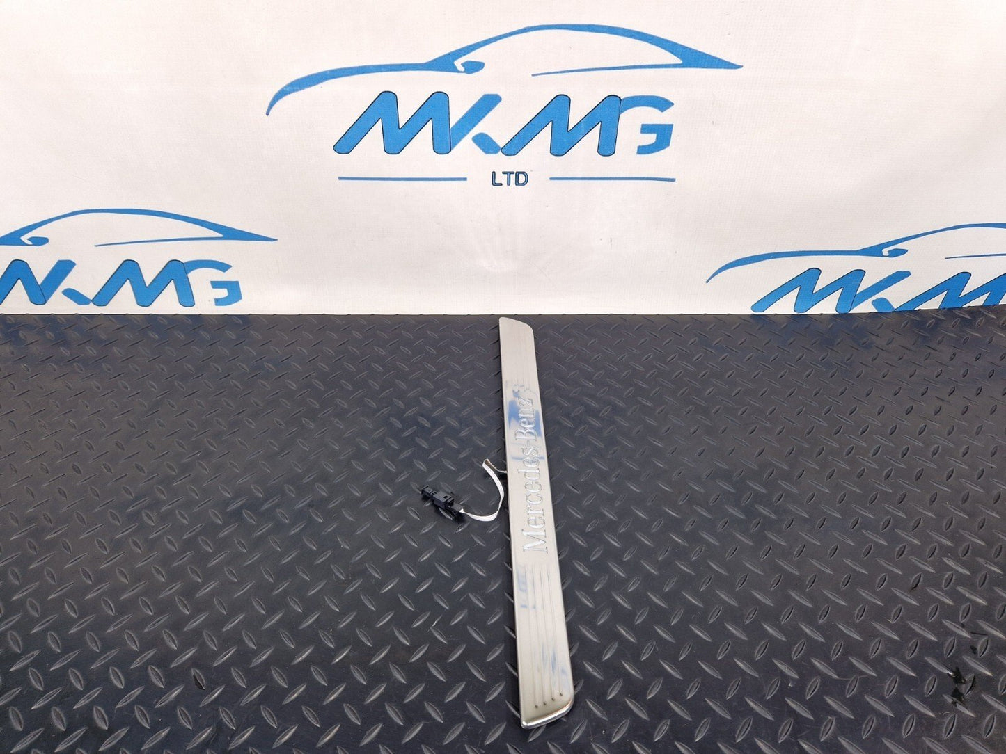 19-ON MERCEDES BENZ CLA C118 GENUINE FRONT DOOR SILL COVER TRIM A1186804800