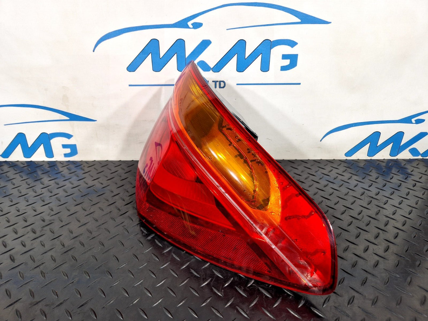 16-22 BMW X1 F48 REAR RIGHT O/S/R GENUINE OUTER TAIL LIGHT 7488542 (DAMAGED)