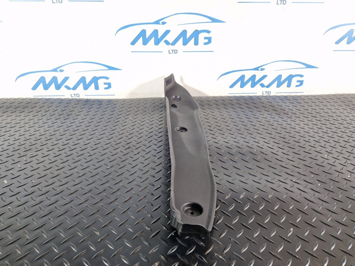 11-19 MERCEDES BENZ ML W166 FRONT RIGHT O/S WING FENDER COVER SEAL A1668890025