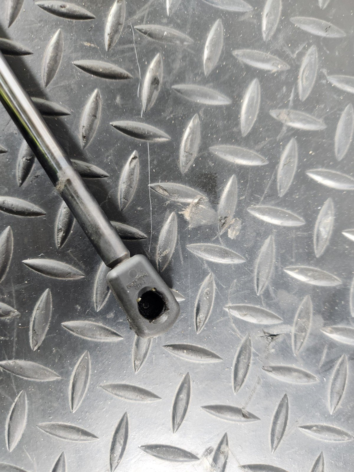 19-ON RANGE ROVER EVOQUE L551 GENUINE REAR TAILGATE STRUT K8D2-406A10-AB