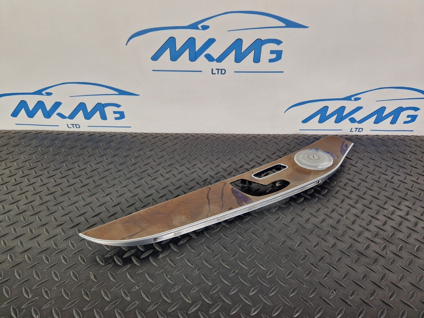 14-20 MERCEDES BENZ GLA 200 X156 OEM TRIM STRIP A2057205309
