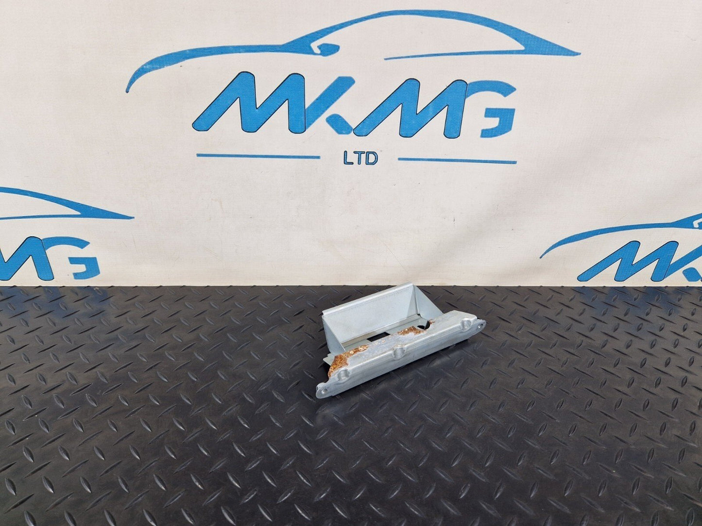 12-17 AUDI Q5 GENUINE OEM BOOTLID HANDLE MOUNTING PLATE BRACKET 8R0827569A