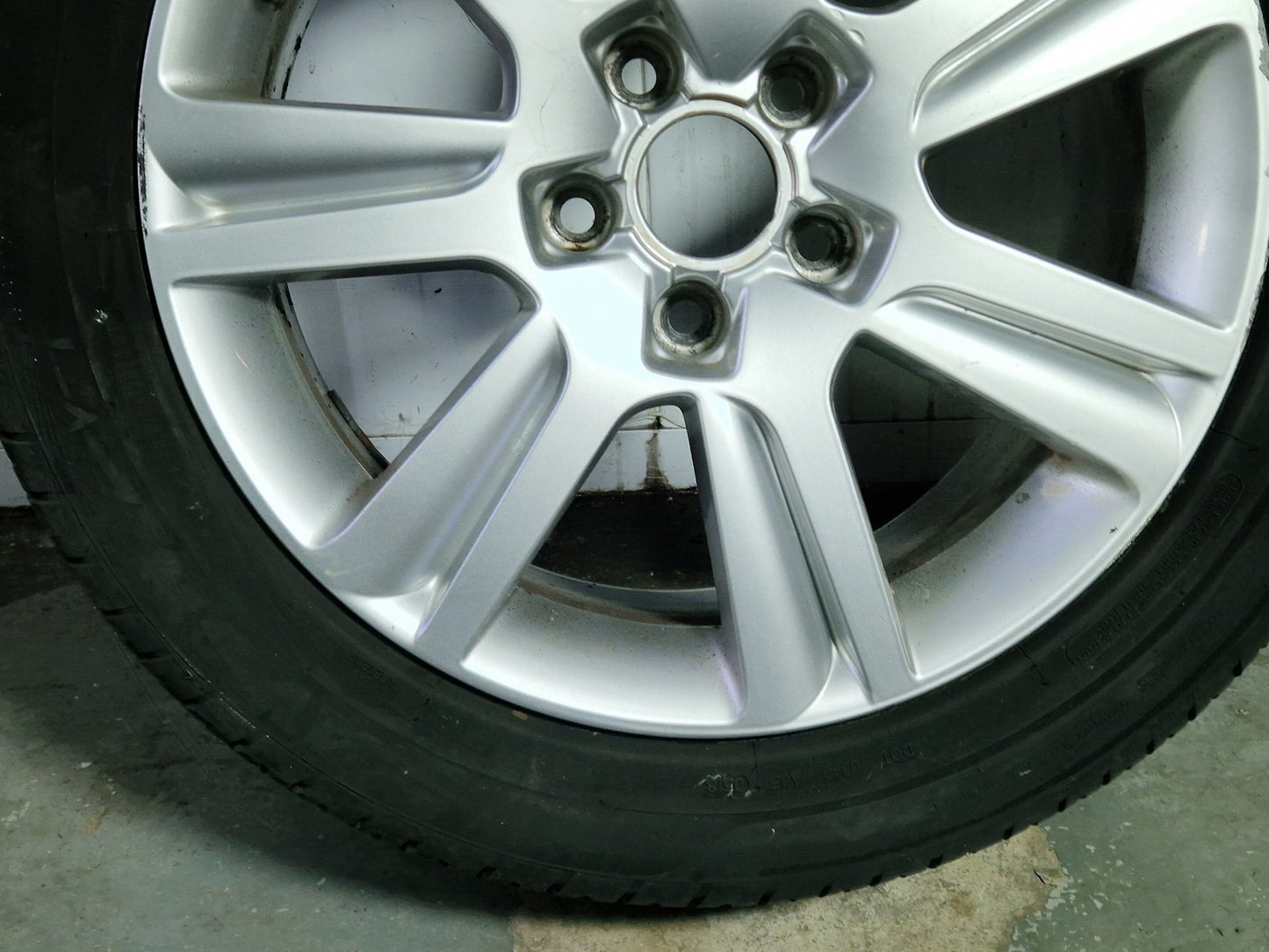 Audi A4 B8 17" Alloy Wheel with Tyre 225/50/17 ~4mm 8K0601025B