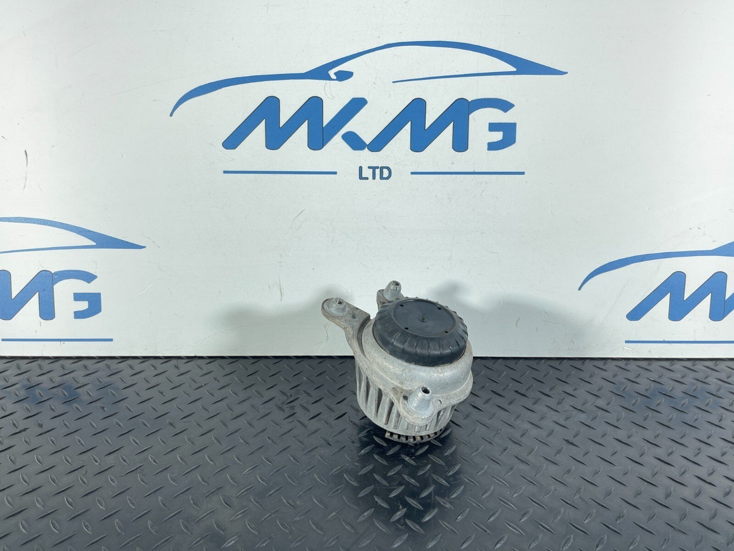 14-21 MERCEDES BENZ C350e W205 ENGINE SUPPORT MOUNT BRACKET RIGHT A2052400300
