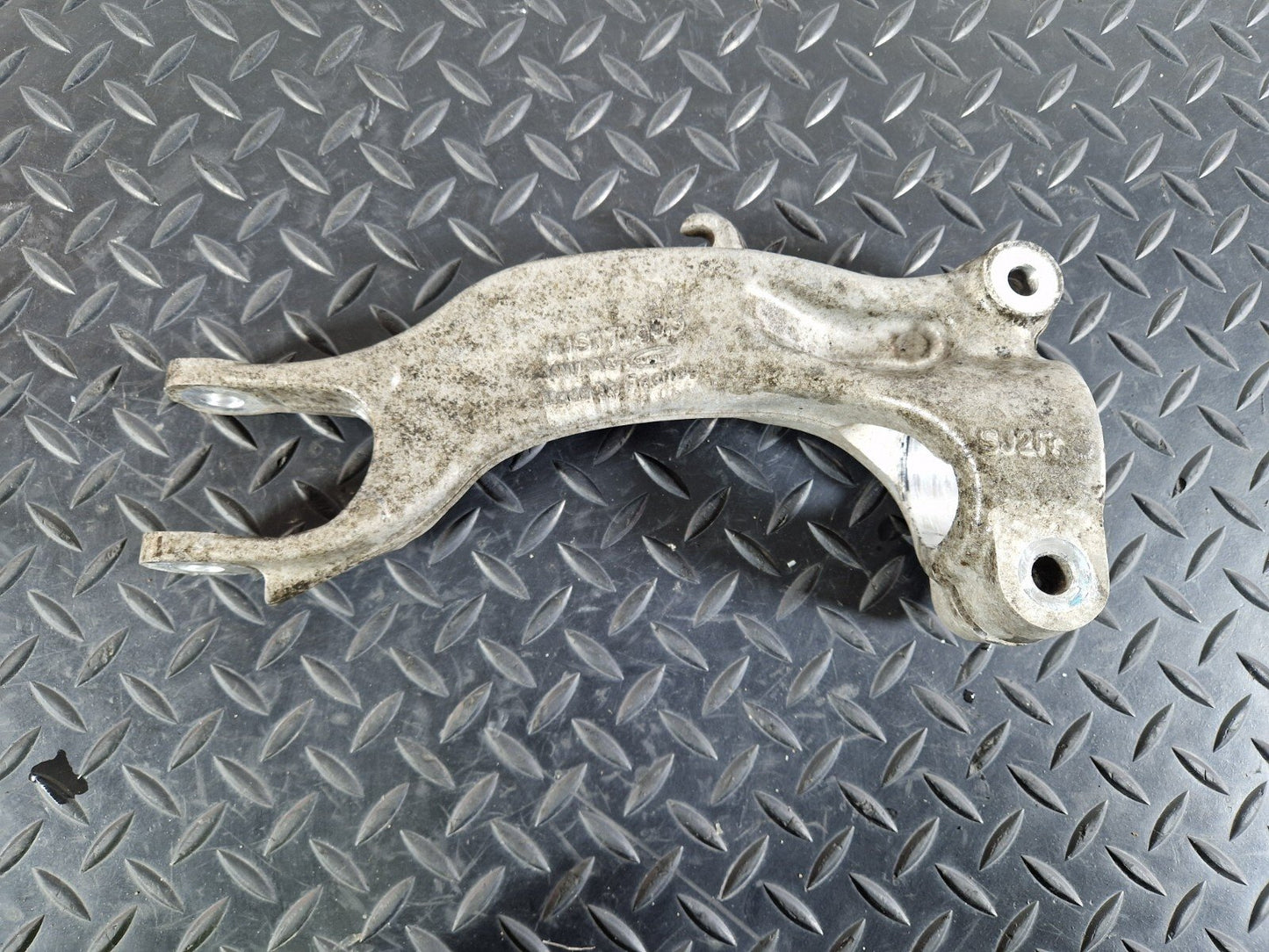 16-19 AUDI A4 AVANT B9 FRONT RIGHT SIDE SUSPENSION STRUT BRACKET 8W0413038