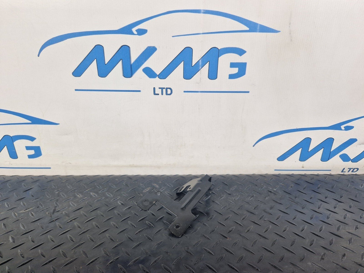 19-ON MERCEDES BENZ CLA C118 GENUINE EXTERIOR BRACKET A2475011000