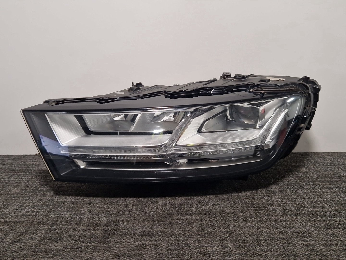 Audi Q7 4M Genuine Left N/S Passenger Headlight 4M0941033A