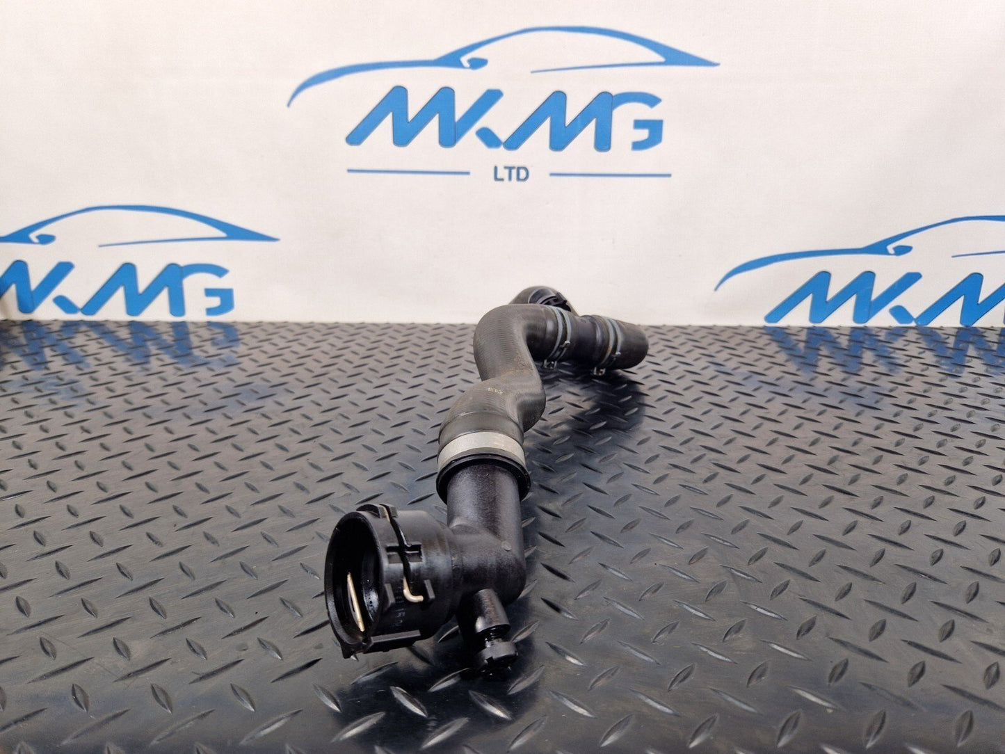 16-19 AUDI A4 B9 GENUINE  WATER COOLANT PIPE 8W0121140 8W0122293