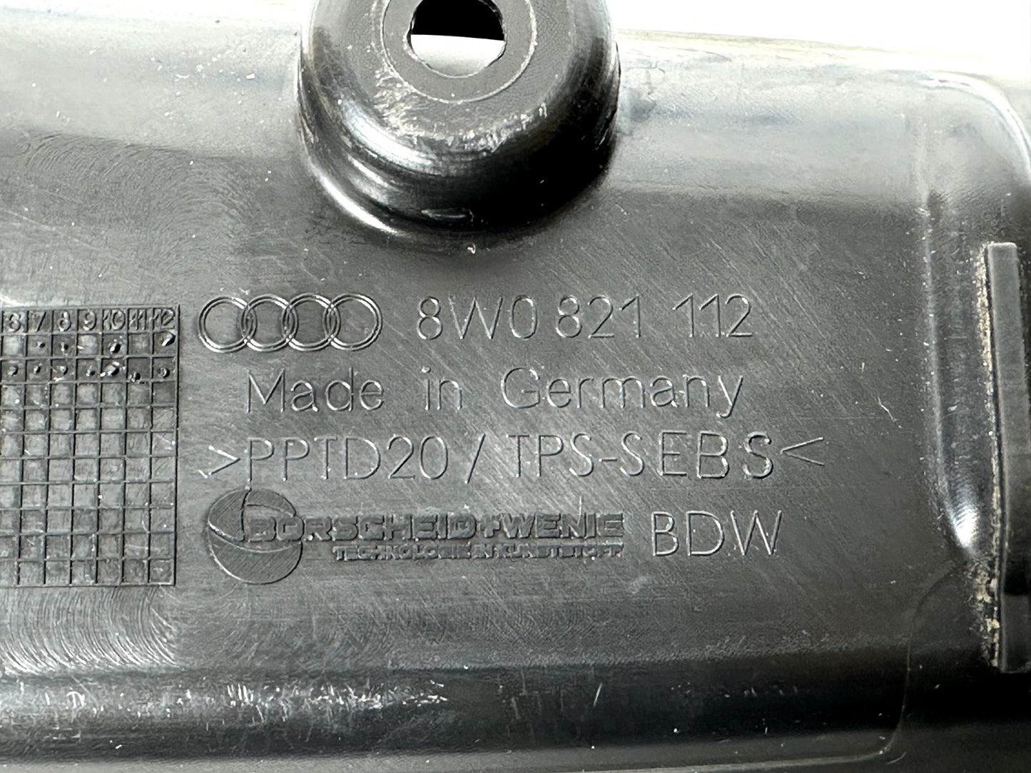 16-19 AUDI A4 B9 SALOON GENUINE FRONT RIGHT WING FILLER INSULATOR 8W0821112