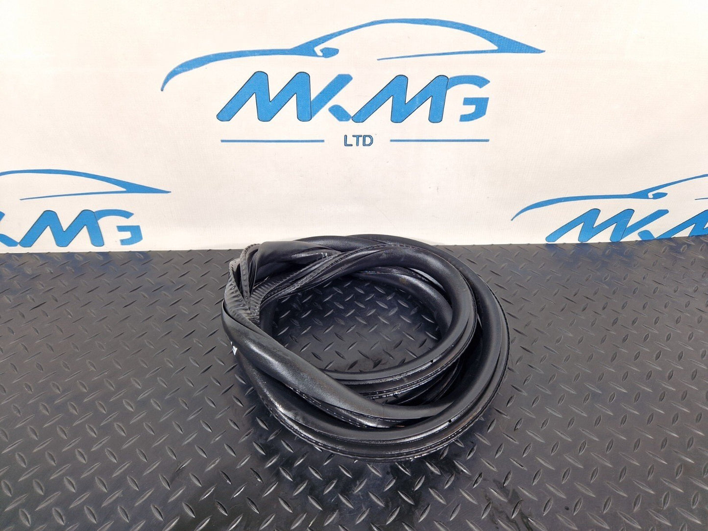 19-ON MERCEDES CLA C118 FRONT LEFT DOOR RUBBER SEAL A1186920500
