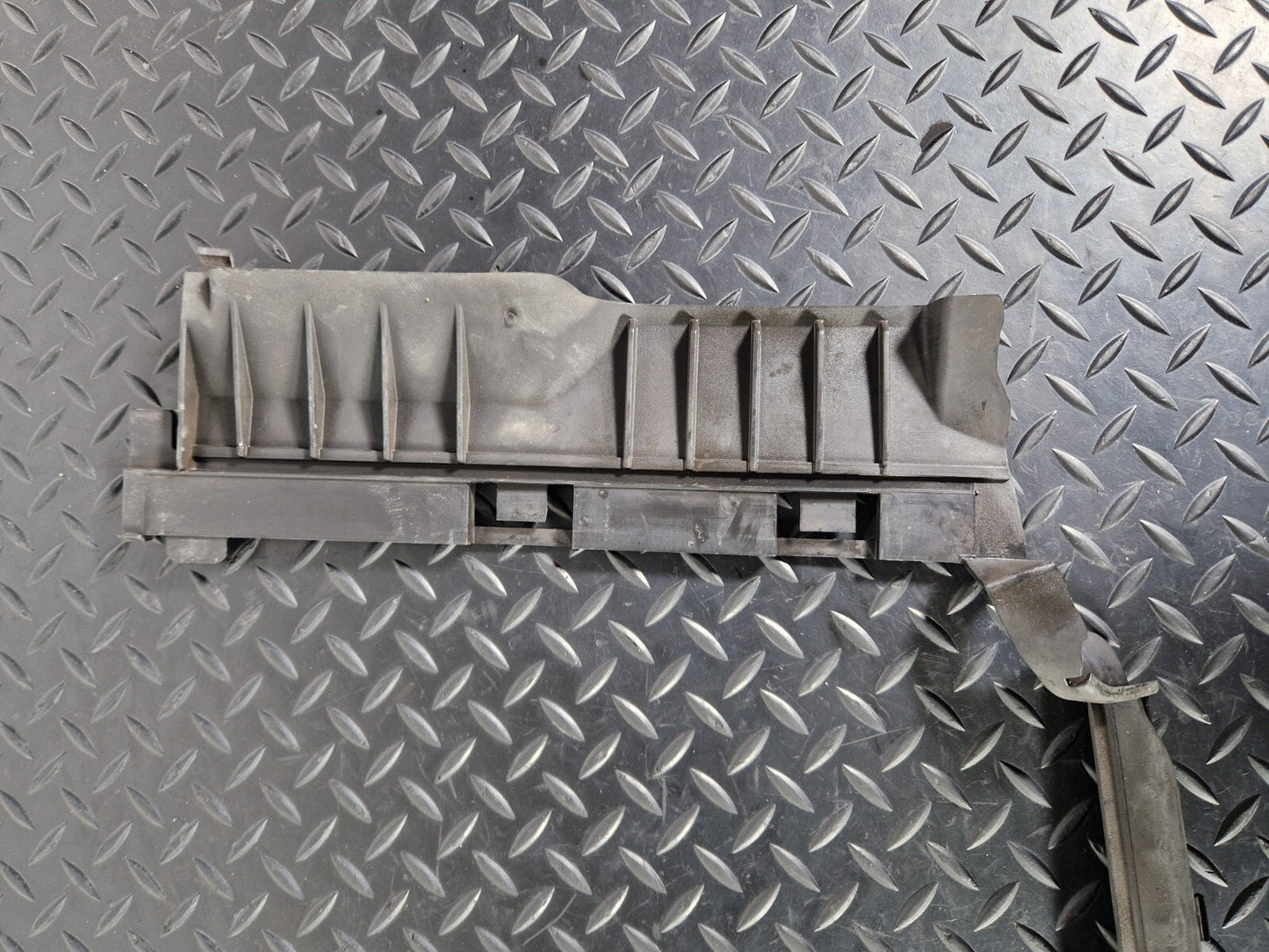 14-21 MERCEDES BENZ W205 FRONT AIR DUCT A2055050130